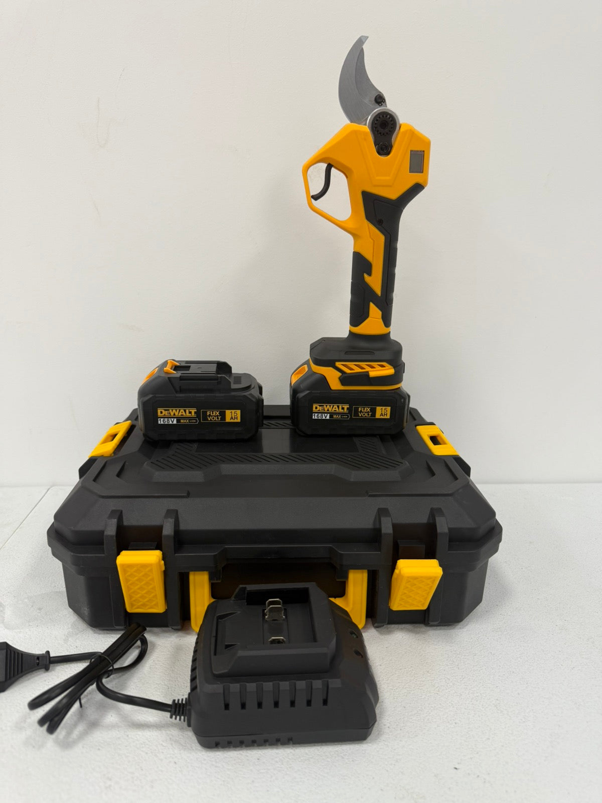 DeWalt makaze za rezanje voća 168V + dve baterije