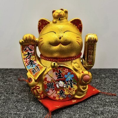 Macka koja mase rukom