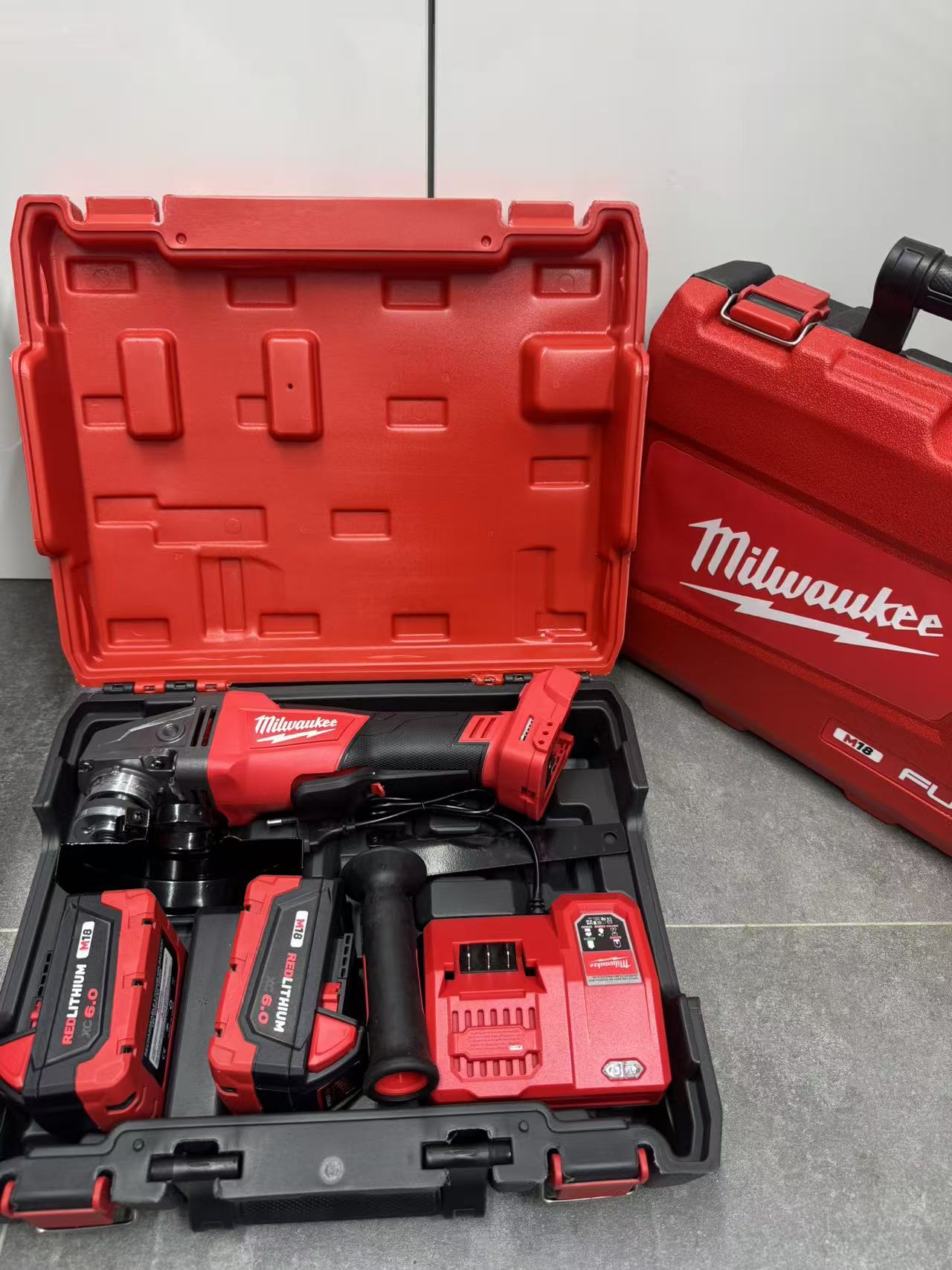 Aku brusilica sa dve baterije M18