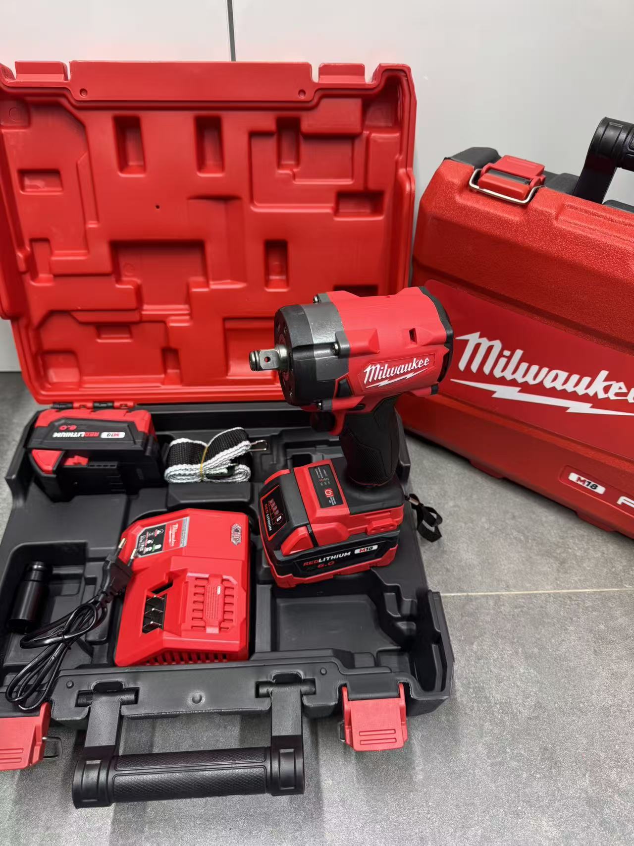 Aku udarni odvijač sa dve baterije M18