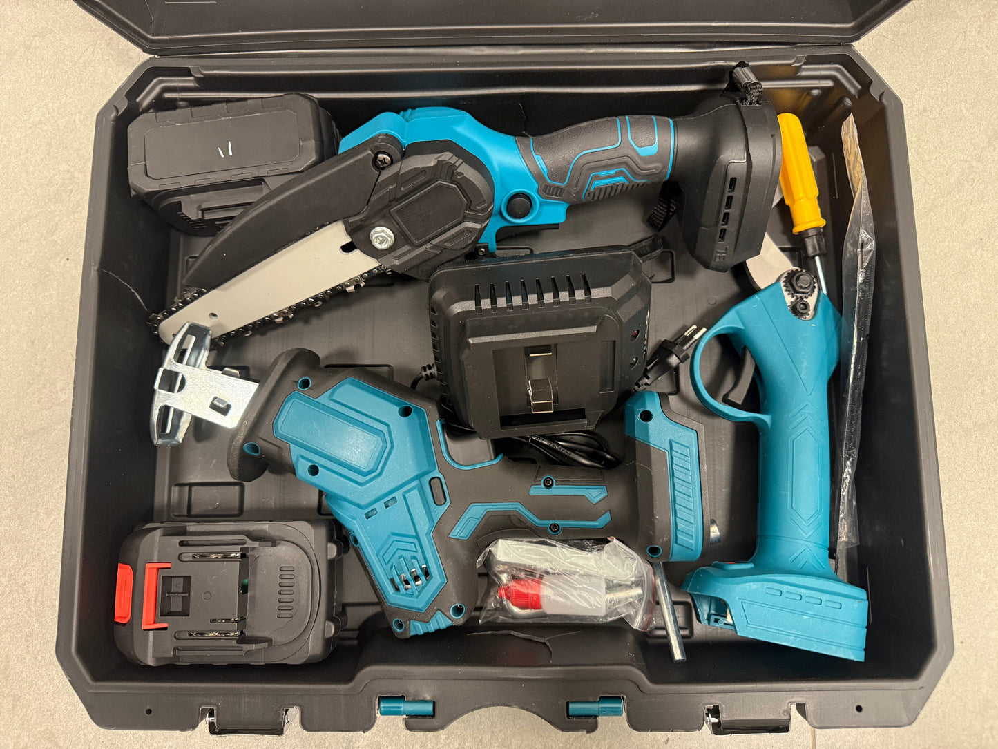 Aku Set Alata za Baštu i Sečenje – Makaze za Grane, Motorna Testera i Lisicarka