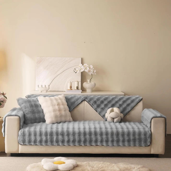 Krzneni fleker sivi 70×70 cm – mekan, topao i moderan dekorativni detalj