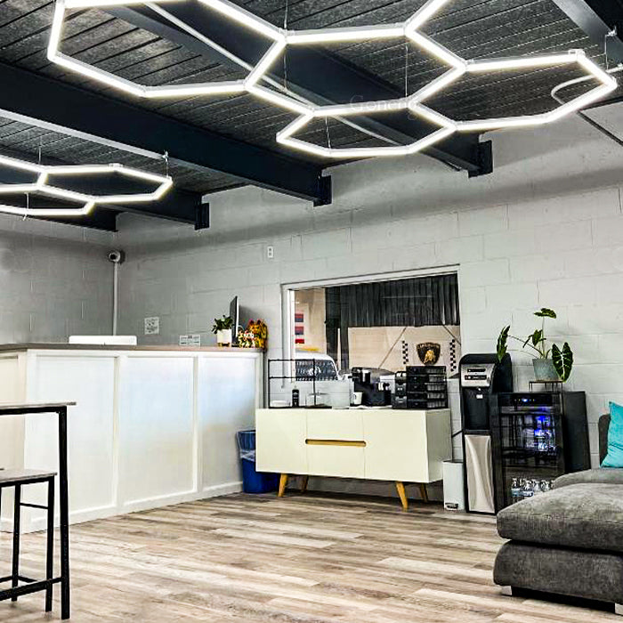 Ultra Snažna LED Hex Rasveta 168W za Garažu – Profesionalna Saćasta Plafonska Svetla za Detailing i Servis