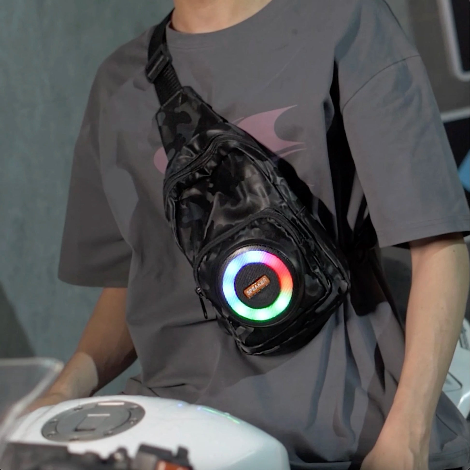 Torbica preko ramena sa ugrađenim zvučnikom