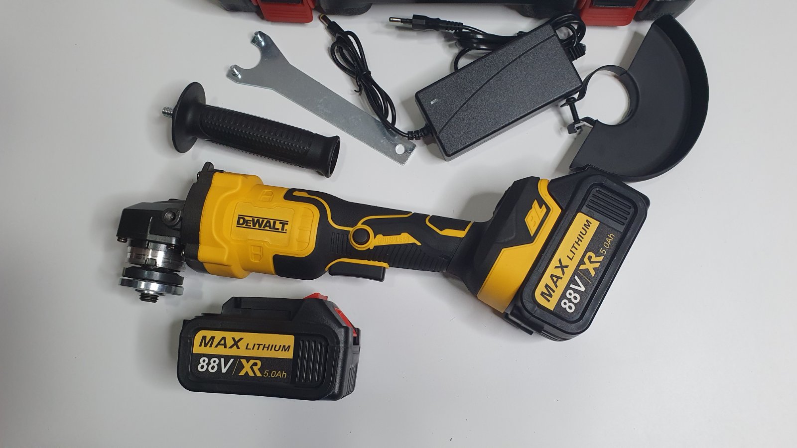 Dewalt Aku brusilica 88v i dve baterije AKU brusilica Dewalt